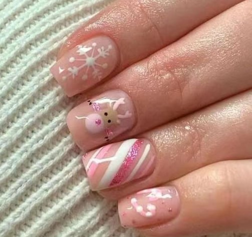 Uñas con diseño de reno en tonos pastel