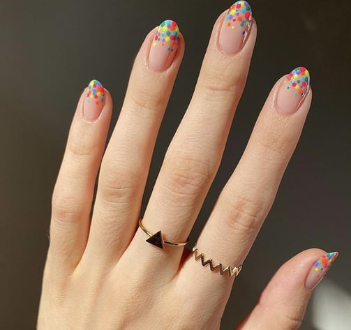Uñas neón de lunares
