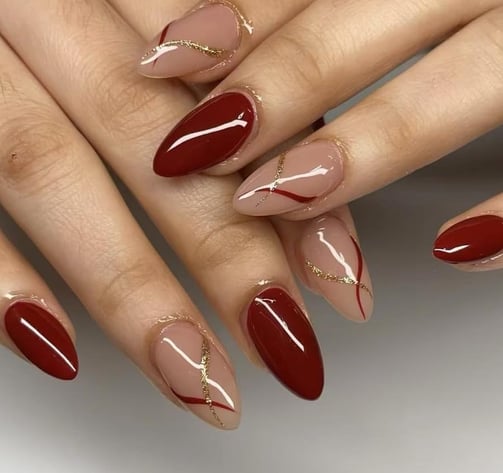 Uñas rojas con lineas