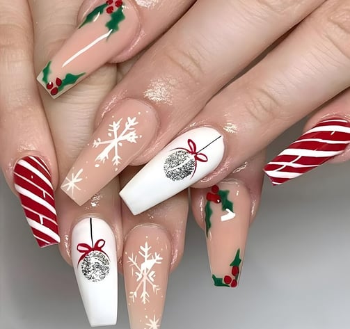 Uñas con esferas navideñas