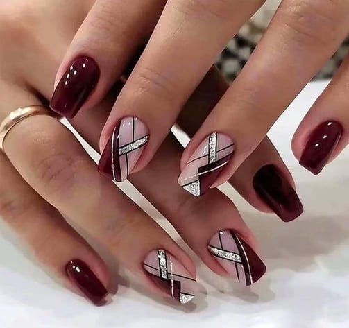 Uñas con líneas geométricas