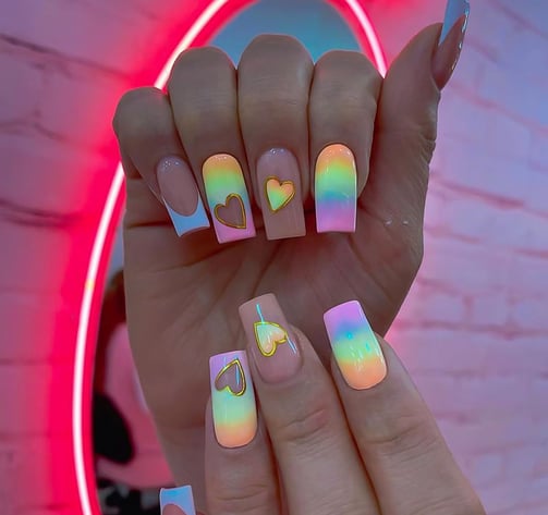 Uñas neón con corazones