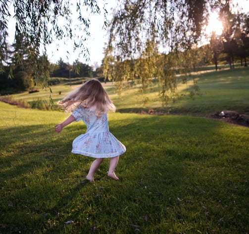 Une petite fille s'amusant sur le domaine d'un mariage