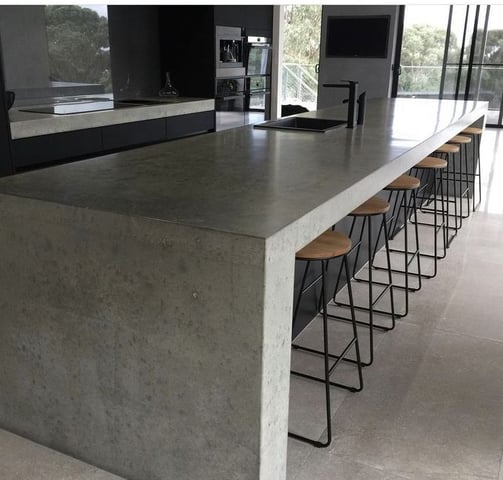 Isla de cocina revestida con microcemento