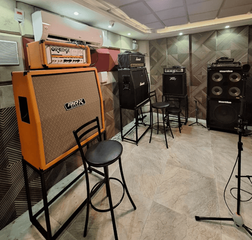 Amplificadores posicionados em sala de ensaio do Studio Brothers em Porto Alegre