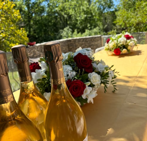 composition foral et bouteille de champagne mademoiselle a selon aïnoa
