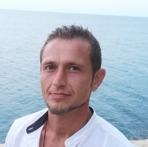 Toni Prats con mar de fondo, terapeuta de masaje y monitor de meditaciones activas