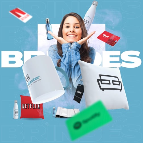 Brindes - mulher cercada de brindes oferecidos pela Clean Master - caneca, almofadas, garrafas e gift card 