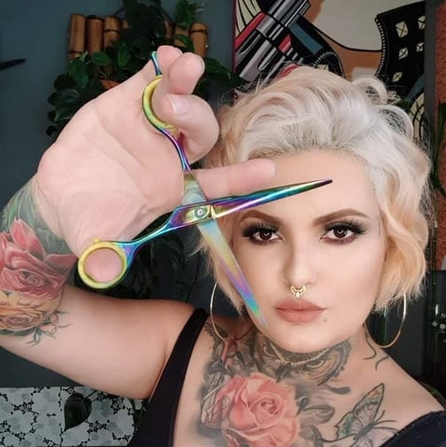 Amanda Amorim é uma profissional altamente qualificada, formada pela Academia de Ensino Vida Derm