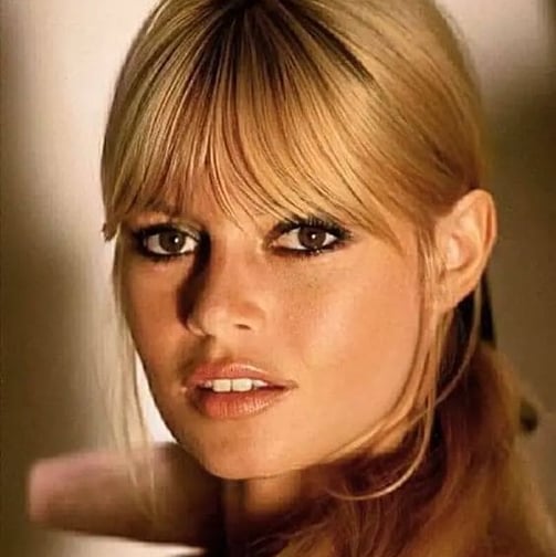Cortes Modernos: Franja Bardot em Camadas e Movimento