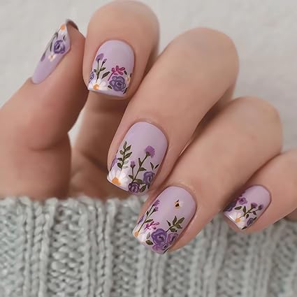 Uñas lila con flores silvestres