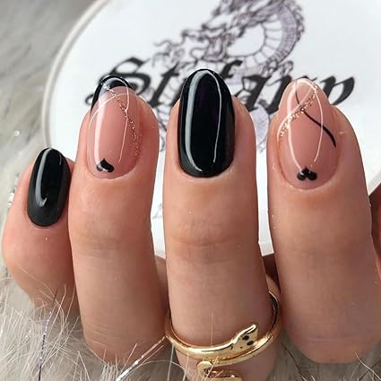Uñas negras y nude con lineas finas