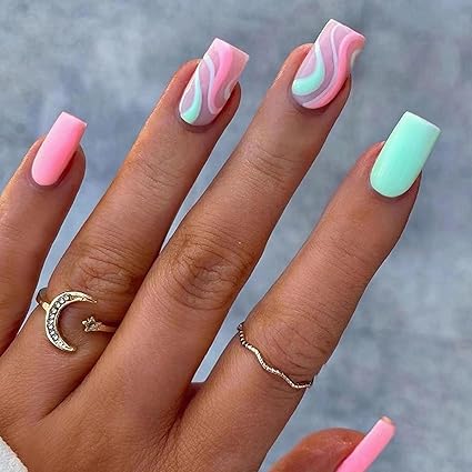 Uñas pastel con efecto marmoleado