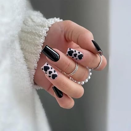 Uñas blanco y negro con corazones