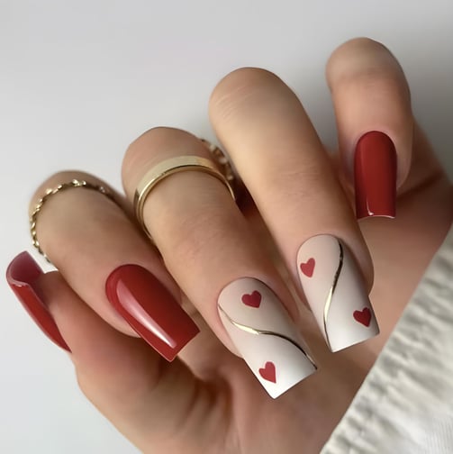 Uñas rojas con dorado