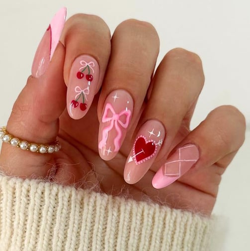Uñas con frutas y corazones para San Valentín