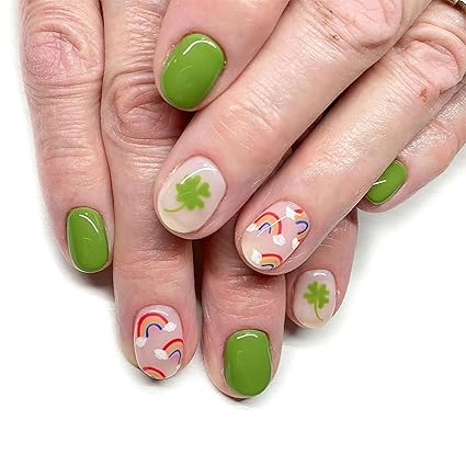 Uñas verdes con arcoíris