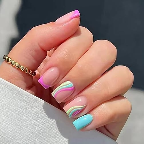 Uñas con ondas pastel
