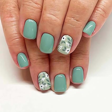 Uñas verdes con diseño floral