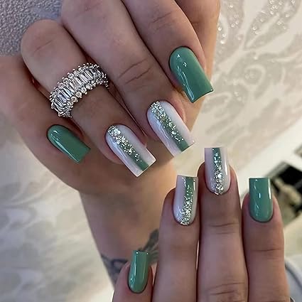 Uñas verdes con glitter dorado