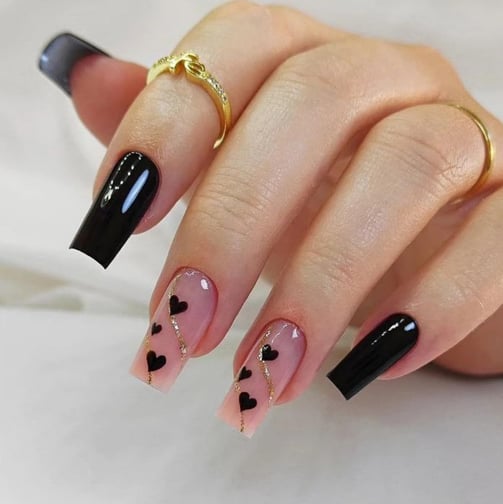 Uñas negras con corazones delicados