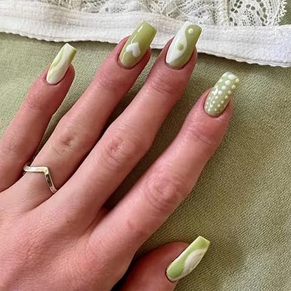 Uñas verdes de puntos