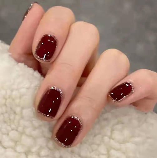 Uñas monocromáticas con dorado