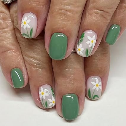 Uñas verde salvia con margaritas