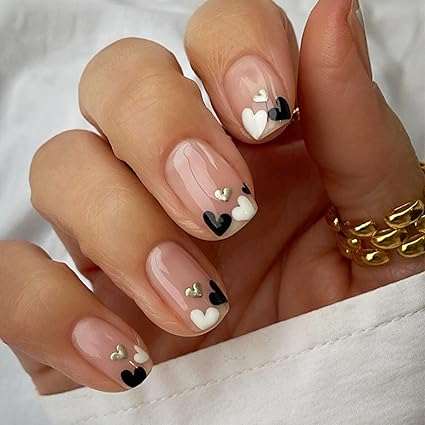 Uñas con toques de corazón