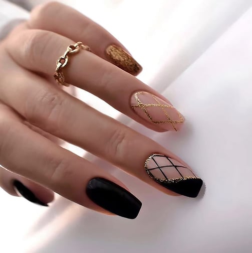 Uñas con líneas finas y elegantes