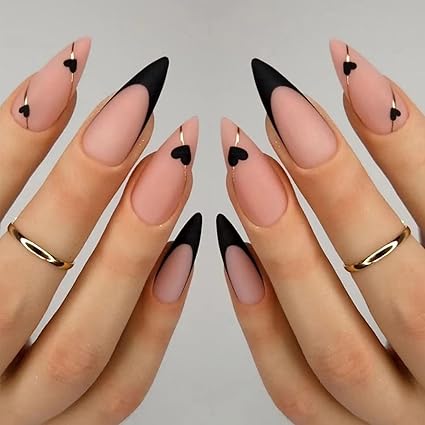Uñas nude con negro y dorado