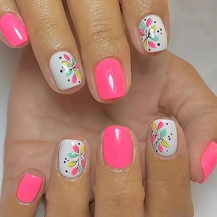 Uñas rosa con flores coloridas