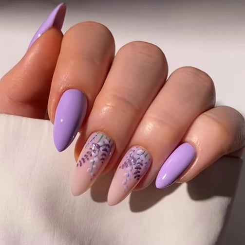 Uñas florales en tonos lila