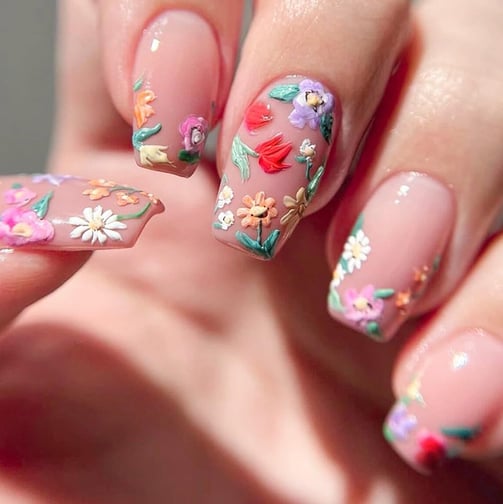 Uñas de flores en relieve