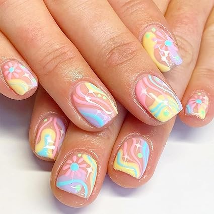Uñas psicodélicas en tonos pastel