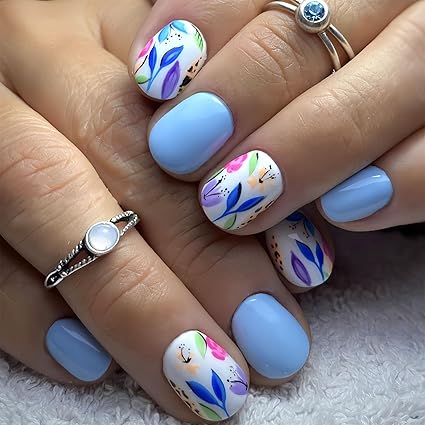 Uñas en azul pastel con detalles florales