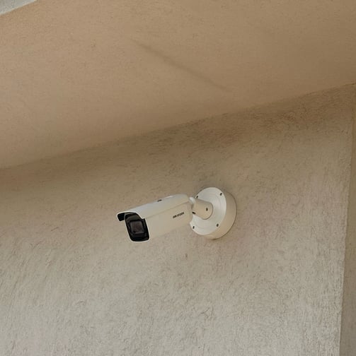 Caméra de surveillance murale