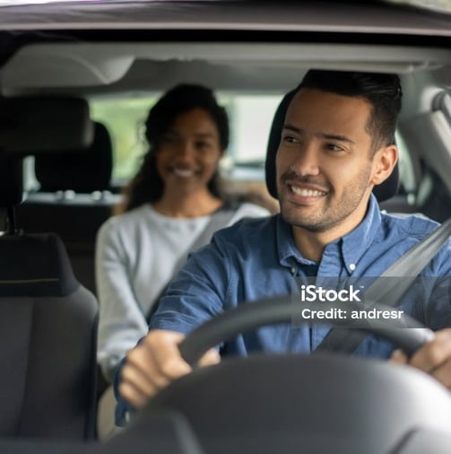 Un chauffeur de taxi et une cliente souriants