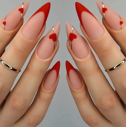 Uñas rojas con corazones