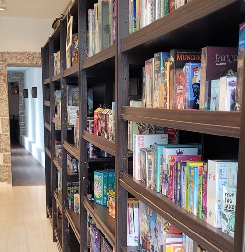 Rayonnage du magasin de jeu et ouverture vers le salle de jeux