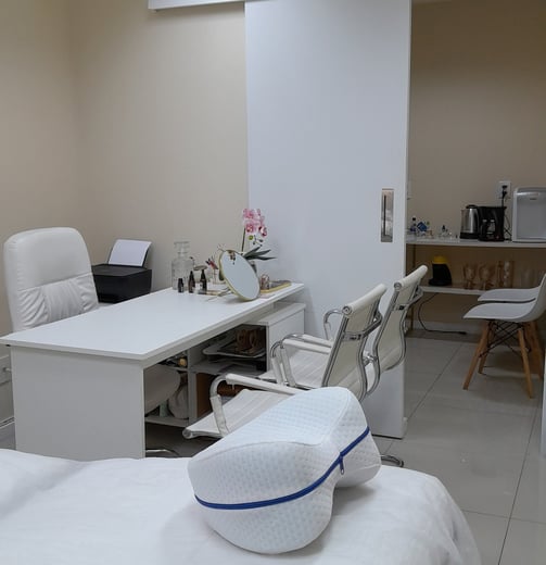Clínica Dra. Cris Tavares, especialista em Dermatologia, Nutrologia e Acupuntura.