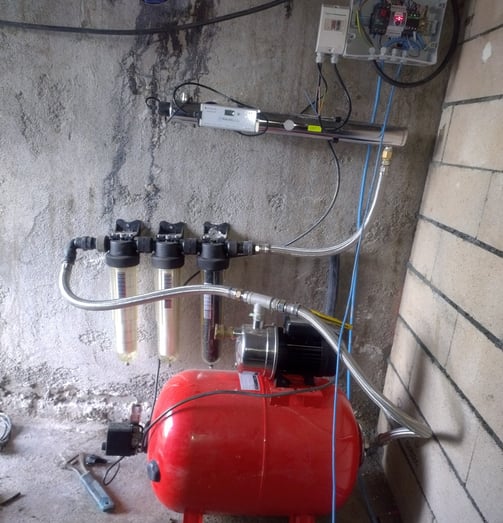 Système de filtration de l’eau avec filtres à charbon actif et UV pour une eau plus pure.