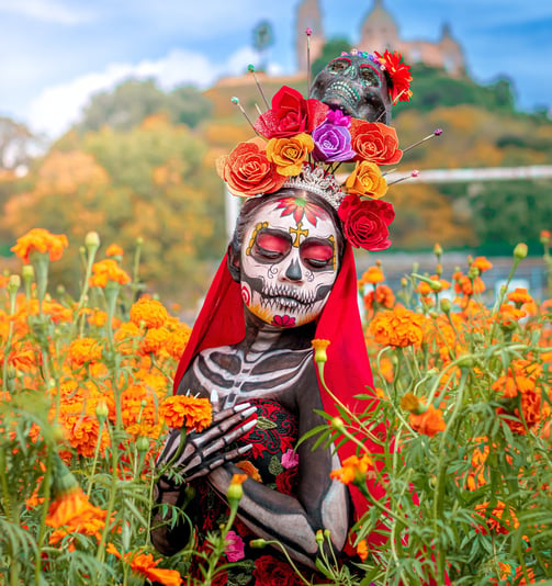 Roupas vibrantes e coloridas no Dia dos Mortos, uma celebração mexicana.