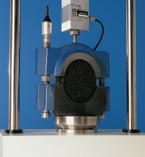 Prueba Marshall a una mezcla asfáltica: ensayo de compresión para evaluar resistencia y deformación.