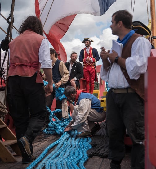 Des hommes en costume de navire pirate sur un bateau