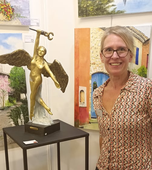 Lode, artiste sculpteur, à côté d'Iris, à l'exposition internationale de la Rochelle, 2024
