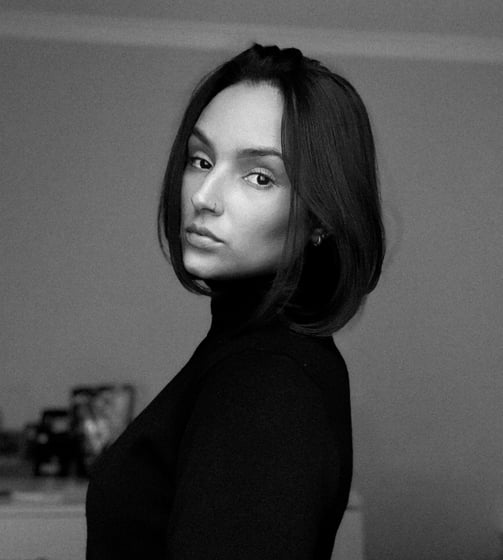 DESIGNER, ESTRATEGISTA DE MARCA E CRIADORA DE CONTEÚDO