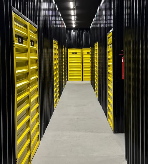 Interior da empresa MEU BOX Self Storage em Goiânia, estrutura segura para guardar estoque.