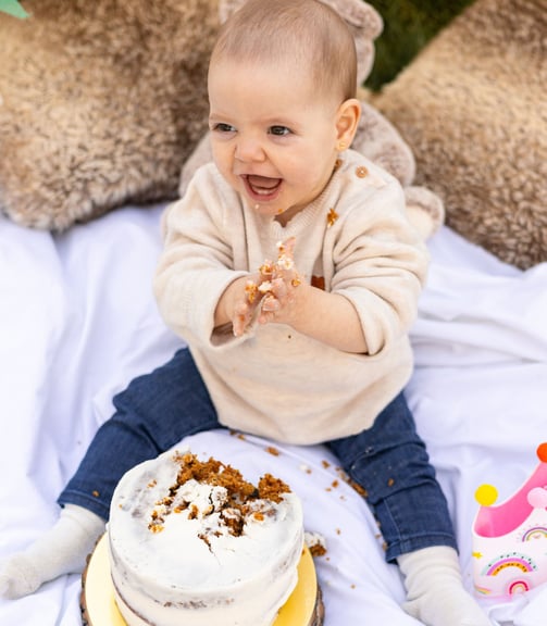 Retrat d'una bebè celebrant el seu aniversari amb un pastís en sessió de fotos smash cake a Girona