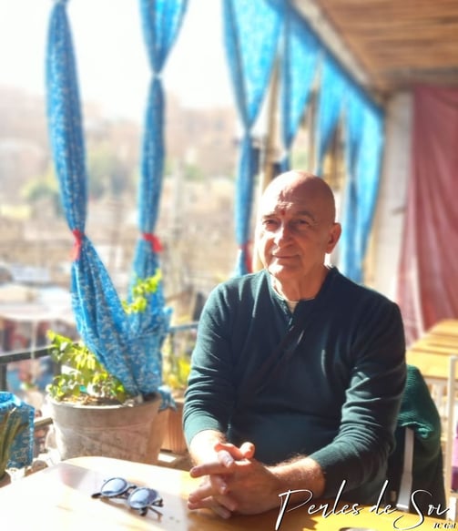 Jean Claude Gal cherchant l'inspiration en Inde pour ses créations artisanales en broderie perlée Perles de Soi